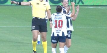 Con toque australiano, las Rayadas siguen en la cima