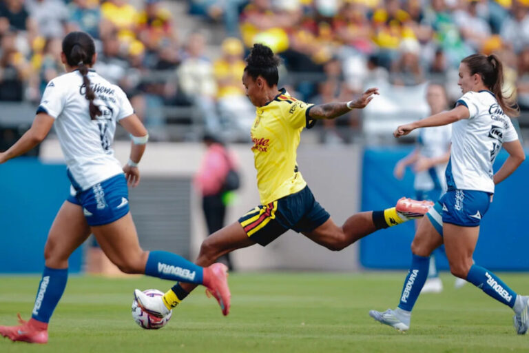 Jugadora de América durante el partido en el Apertura 2026