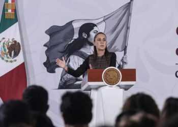 Claudia Sheinbaum en reunión con su gabinete en Palacio Nacional.