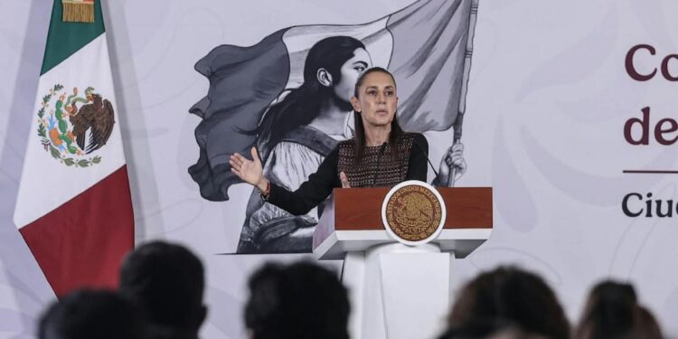 Claudia Sheinbaum en reunión con su gabinete en Palacio Nacional.