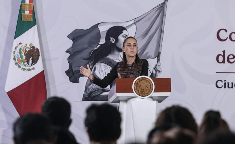 Claudia Sheinbaum en reunión con su gabinete en Palacio Nacional.