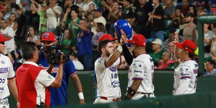 Dos jugadores de Olmecas de Tabasco celebrando el triunfo en el Estadio Centenario.