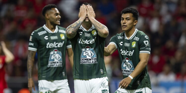 Rodrigo Echeverría durante un partido con el Club León.