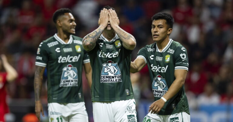 Rodrigo Echeverría durante un partido con el Club León.