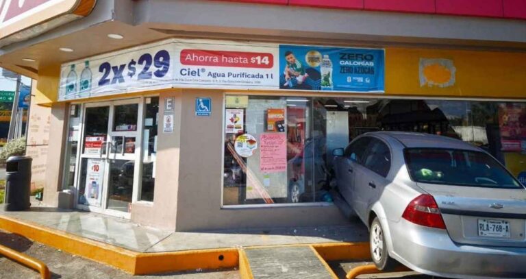 Automóvil se impacta contra tienda en Santiago, Nuevo León