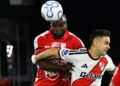 Eduardo Coudet y Rafael Santos Borré durante el partido entre River Plate e Independiente Santa Fe.