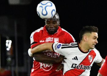 Eduardo Coudet y Rafael Santos Borré durante el partido entre River Plate e Independiente Santa Fe.