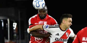 Eduardo Coudet y Rafael Santos Borré durante el partido entre River Plate e Independiente Santa Fe.