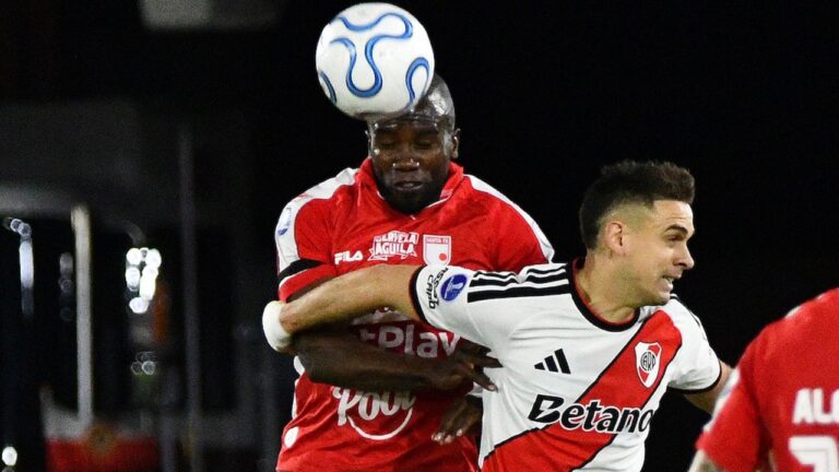 Eduardo Coudet y Rafael Santos Borré durante el partido entre River Plate e Independiente Santa Fe.