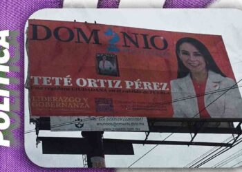 Espectacular de promoción con la imagen de la regidora Esther Ortiz Pérez en Puebla.