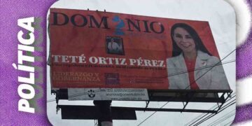 Espectacular de promoción con la imagen de la regidora Esther Ortiz Pérez en Puebla.
