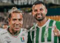 Jugadores de Atlético Nacional y Once Caldas en el partido benéfico en el estadio Atanasio Girardot.