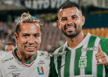Jugadores de Atlético Nacional y Once Caldas en el partido benéfico en el estadio Atanasio Girardot.
