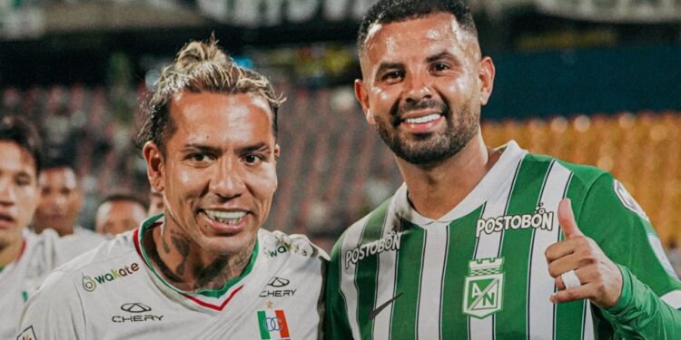 Jugadores de Atlético Nacional y Once Caldas en el partido benéfico en el estadio Atanasio Girardot.