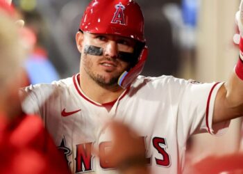 Mike Trout bateando durante el partido contra los Rangers de Texas.