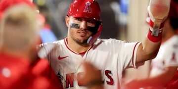 Mike Trout bateando durante el partido contra los Rangers de Texas.