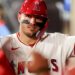 Mike Trout bateando durante el partido contra los Rangers de Texas.