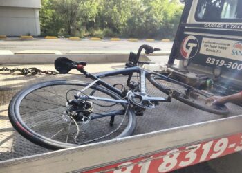 Ciclista accidentado en evento deportivo en Monterrey