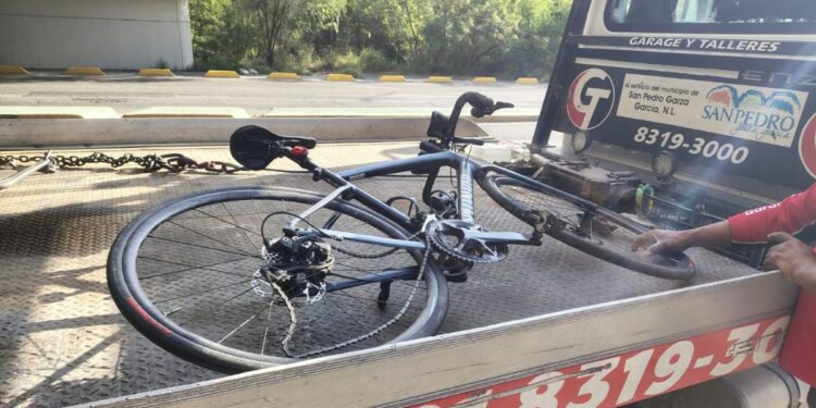 Ciclista accidentado en evento deportivo en Monterrey
