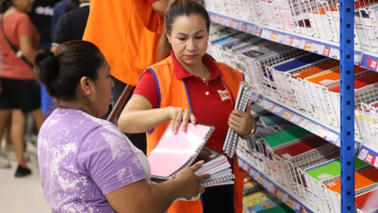 Los útiles escolares están entre los productos más demandados para el regreso a clases.