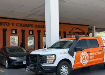 Bomberos atendiendo el incendio en el restaurante El Gran Pastor en Monterrey.