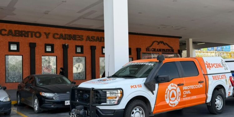 Bomberos atendiendo el incendio en el restaurante El Gran Pastor en Monterrey.