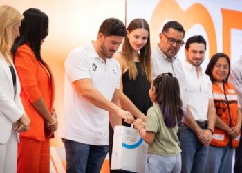 Samuel García en evento del DIF en Nuevo León