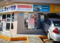 Vehículo Chevrolet Aveo dañado tras impacto en tienda de conveniencia.