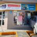 Vehículo Chevrolet Aveo dañado tras impacto en tienda de conveniencia.