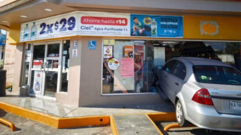 Accidente de auto deja daños en tienda de conveniencia
