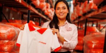 Entrega de uniformes escolares gratuitos en Juárez, Nuevo León.