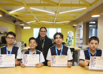 Grupo de alumnos del Interamerican School trabajando en su proyecto