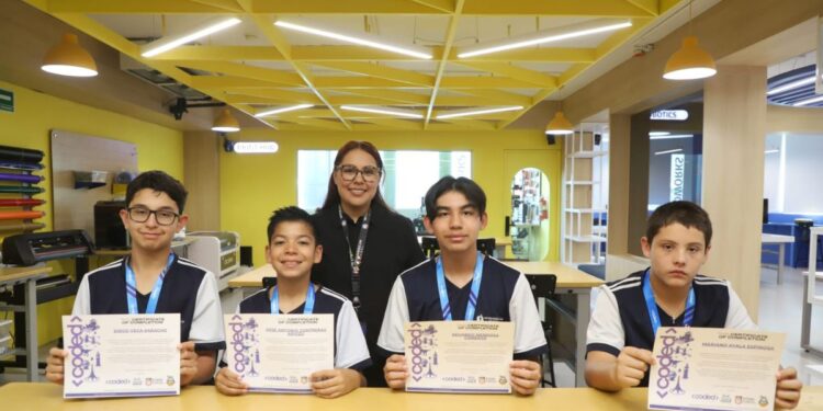Grupo de alumnos del Interamerican School trabajando en su proyecto