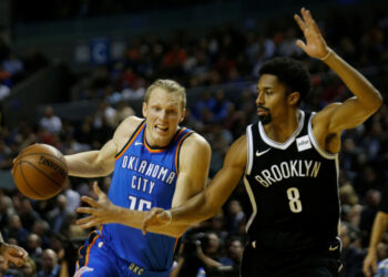 Kyle Singler durante un partido de baloncesto