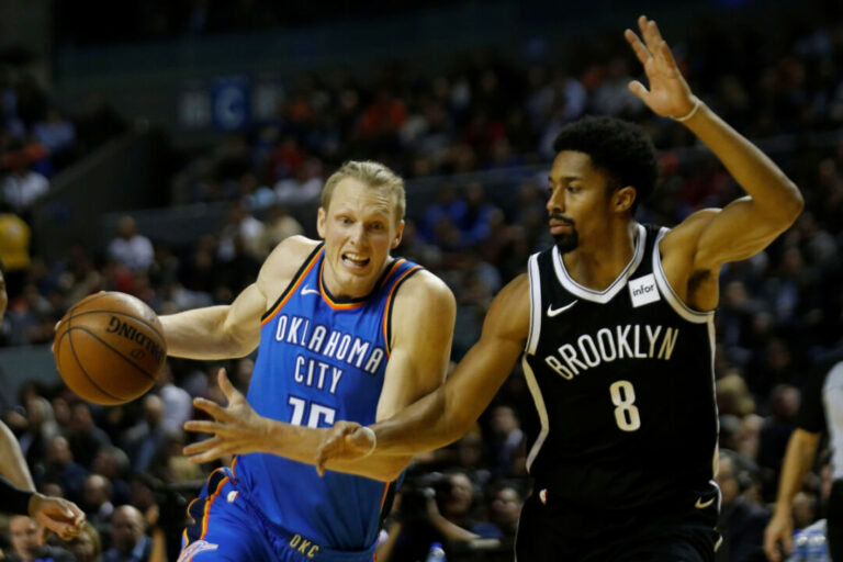 Kyle Singler durante un partido de baloncesto