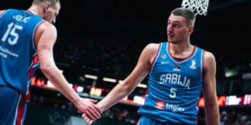 Nikola Jovic en un partido de la NBA con el Miami Heat.