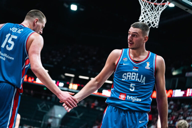 Nikola Jovic en un partido de la NBA con el Miami Heat.