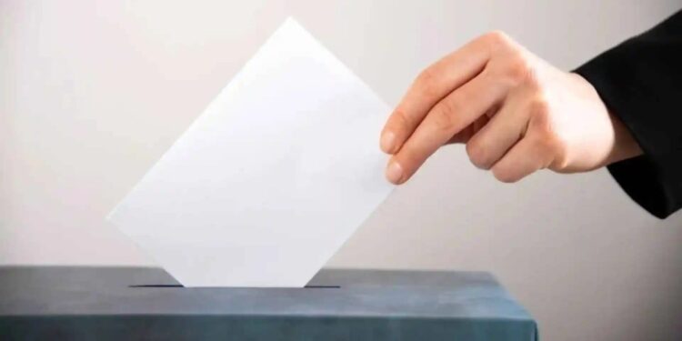 Reunión de líderes de partidos políticos en un contexto electoral
