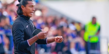 Joel Huiqui durante una conferencia de prensa como director técnico interino de Cruz Azul