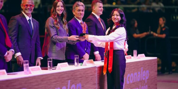Ceremonia de graduación de la Generación 2023-2026 en la Arena Monterrey con Mariana Rodríguez