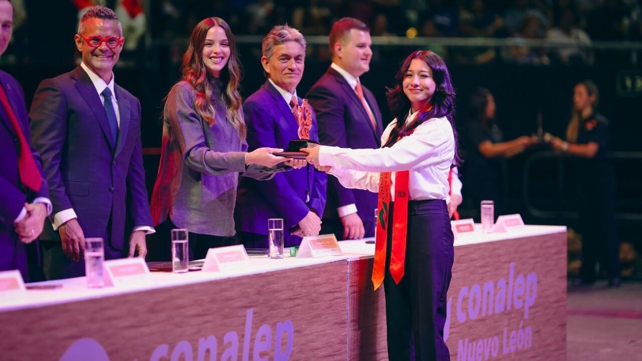 Mariana Rodríguez preside graduación CONALEP Nuevo León Ceremonia de graduación de la Generación 2023-2026 en la Arena Monterrey con Mariana Rodríguez