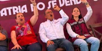 Andrés Mijes en evento político en García, Nuevo León.