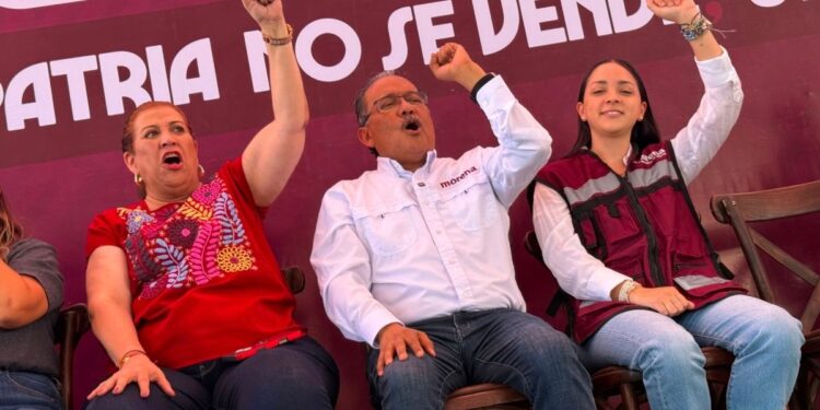 Andrés Mijes en evento político en García, Nuevo León.