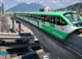 Samuel García durante la supervisión de las obras del Metro de Monterrey