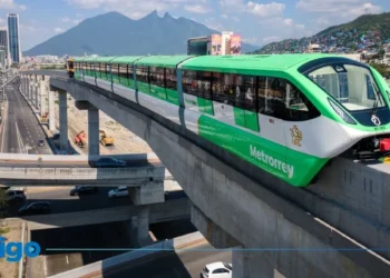 Samuel García durante la supervisión de las obras del Metro de Monterrey