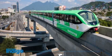 Samuel García durante la supervisión de las obras del Metro de Monterrey