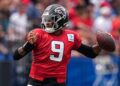 Michael Penix Jr. entrenando con el equipo de los Atlanta Falcons