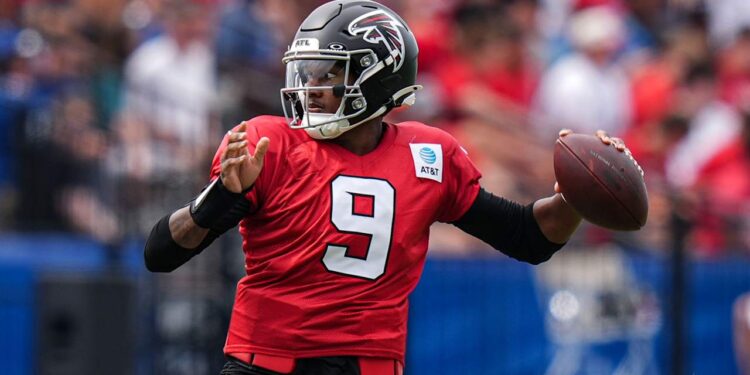 Michael Penix Jr. entrenando con el equipo de los Atlanta Falcons