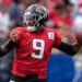 Michael Penix Jr. entrenando con el equipo de los Atlanta Falcons