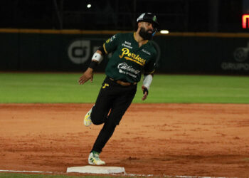 Pericos de Puebla celebrando tras ganar el Juego 1 contra Olmecas de Tabasco